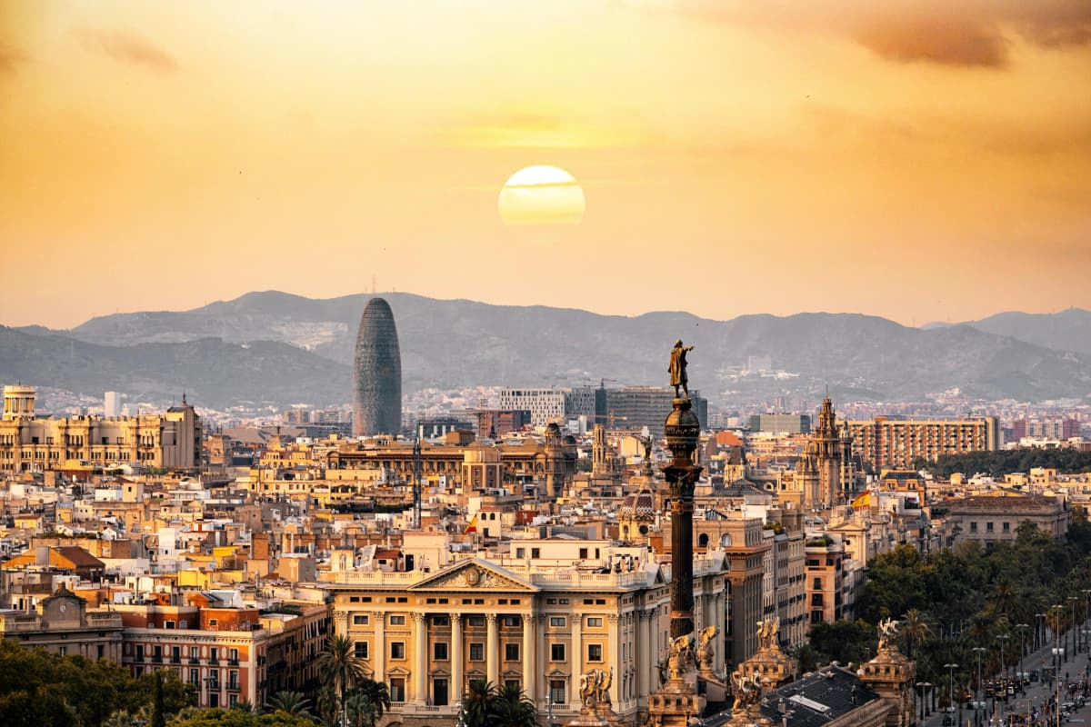 Profesionales barceloneses en formación de francés empresarial con vista Sagrada Família
