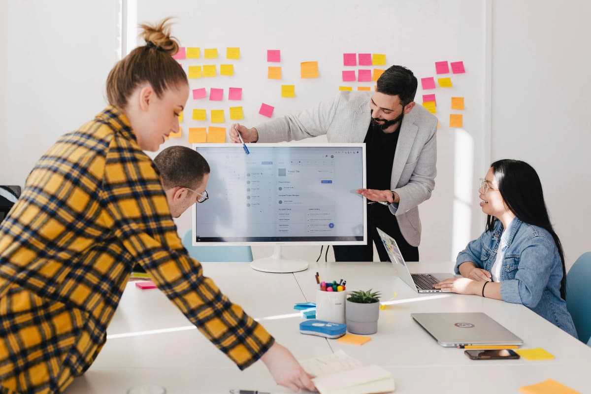 International executive delivering compelling presentation to Spanish-speaking audience